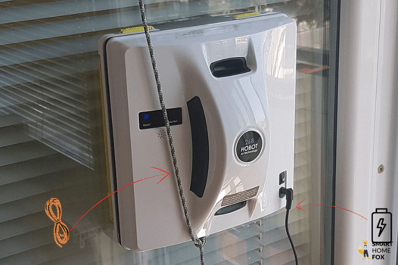 Zwei Kabel sind bei einem Fensterputzroboter zu sehen.
